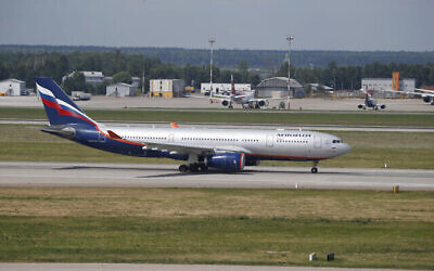 طائرة إيروفلوت إيرباص A330 على مدرج مطار شيريميتيفو، موسكو، 24 يونيو، 2013. (AP / Sergei Ivanov)