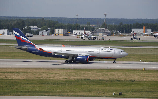 طائرة إيروفلوت إيرباص A330 على مدرج مطار شيريميتيفو، موسكو، 24 يونيو، 2013. (AP / Sergei Ivanov) طائرة إيروفلوت إيرباص A330 على مدرج مطار شيريميتيفو، موسكو، 24 يونيو، 2013. (AP / Sergei Ivanov)