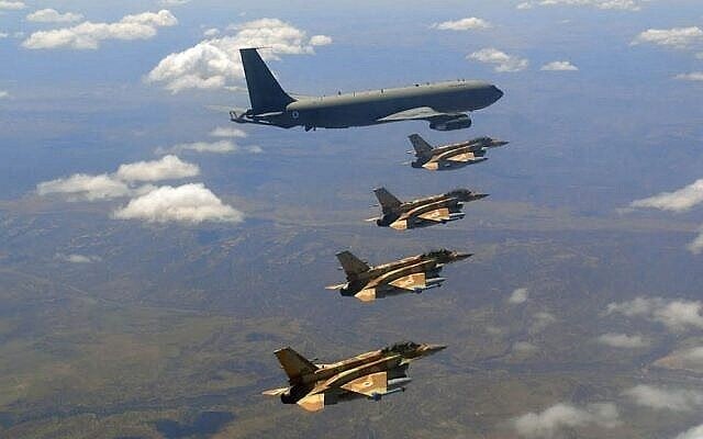 طائرات مقاتلة تابعة لسلاح الجو الإسرائيلي من طراز F-16 وطائرة للتزود بالوقود تحلق في تشكيل فوق نيفادا خلال تمرين العلم الأحمر لسلاح الجو الأمريكي في أغسطس 2016. (IDF Spokesperson’s Unit)