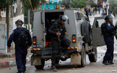 توضيحية: اشتباكات بين قوات حرس الحدود وفلسطينيين في مدينة جنين بالضفة الغربية، 18 يناير، 2018. (Nasser Ishtayeh / Flash90)