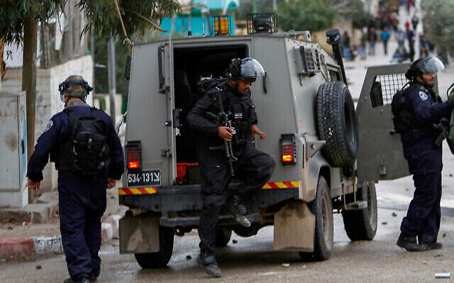 توضيحية: اشتباكات بين قوات حرس الحدود وفلسطينيين في مدينة جنين بالضفة الغربية، 18 يناير، 2018. (Nasser Ishtayeh / Flash90)