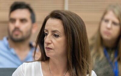 عضو الكنيست غيداء  ريناوي زعبي تحضر اجتماع للجنة برلمانية في الكنيست بالقدس، 21 يونيو، 2021. (Yonatan Sindel / Flash90)