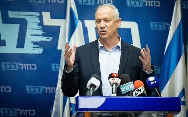 وزير الدفاع بيني غانتس يترأس اجتماعا لحزب ازرق-ابيض في الكنيست، 31 يناير 2022 (Yonatan Sindel / Flash90)