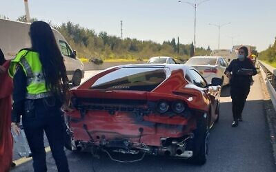 سيارة الفيراري مباشرة بعد الاصطدام على الطريق 6، 13 فبراير 2022 (المتحدث باسم نجمة داوود الحمراء)