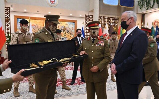 ضباط عسكريون بحرينيون يقدمون لوزير الدفاع بيني غانتس سيفا احتفاليا بعد توقيع مذكرة تفاهم في مقر الدفاع البحريني في 3 فبراير 2022 (Ariel Hermoni / Defense Ministry)