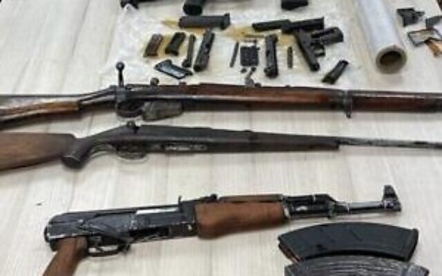 ضبط اسلحة بعد مداهمة شقة لعصابة اجرامية في شمال اسرائيل، 17 فبراير، 2022.  (Israel Police)