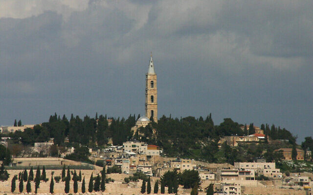 كنيسة الصعود الروسية، في أعلى نقطة على جبل الزيتون، والتي يعود تاريخها إلى فترة هيلانة، والدة الإمبراطور البيزنطي قسطنطين. (Shmuel Bar-Am)