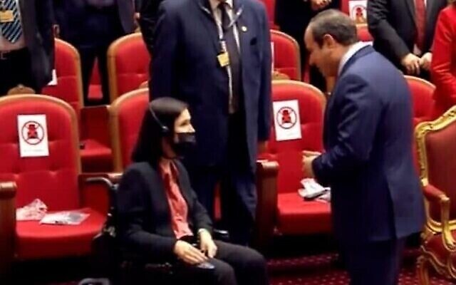 الرئيس المصري عبد الفتاح السيسي يستقبل شخصيا وزيرة الطاقة الإسرائيلية كارين الحرار في معرض البترول المصري بالقاهرة، 14 فبراير 2022. (لقطة شاشة)