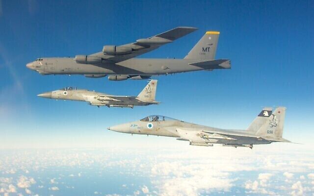 مقاتلات إسرائيلية من طراز F-15 ترافق قاذفة أمريكية من طراز B-52 عبر المجال الجوي الإسرائيلي في طريقها إلى الخليج العربي في 14 فبراير 2022. (Israel Defense Forces) مقاتلات إسرائيلية من طراز F-15 ترافق قاذفة أمريكية من طراز B-52 عبر المجال الجوي الإسرائيلي في طريقها إلى الخليج العربي في 14 فبراير 2022. (Israel Defense Forces)
