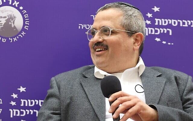 المفوض العام السابق للشرطة روني الشيخ يتحدث خلال مؤتمر في جامعة رايخمان، 13 فبراير، 2021. (Adi Cohen Tzedek)
