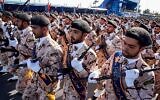 توضيحية: عناصر من الحرس الثوري الإيراني يسيرون خلال العرض العسكري السنوي لإحياء ذكرى اندلاع حرب 1980-1988 المدمرة مع العراق بقيادة صدام حسين، في العاصمة طهران، 22 سبتمبر 2018 (AFP) / STR)