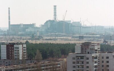 صورة تم التقاطها في 22 أبريل 1996 تظهر منظرا عاما لتشرنوبيل. (Valeriy SOLOVYEV / AFP)