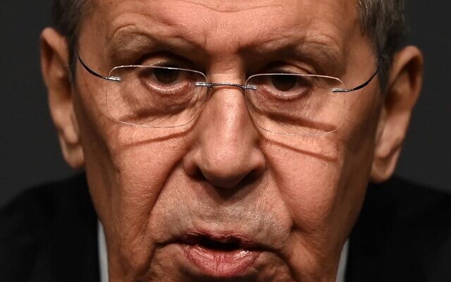 يعقد وزير الخارجية الروسي سيرجي لافروف مؤتمرا صحفيا بعد لقائه وزير الخارجية الأوكراني لإجراء محادثات في أنطاليا،  10 مارس، 2022. (OZAN KOSE / AFP)