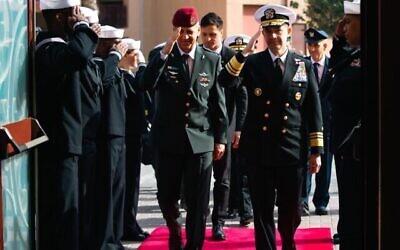 النائب الأدميرال براد كوبر، قائد القيادة المركزية للقوات البحرية الأمريكية، الأسطول الخامس الأمريكي والقوات البحرية المشتركة (يمين)، ورئيس أركان الجيش الإسرائيلي اللفتنانت جنرال أفيف كوخافي، أثناء دخولهم مقر قيادة القوات البحرية الأمريكية، 10 مارس، 2022. (Mass Communication Specialist 2nd Class Dawson Roth/US Navy Photo)