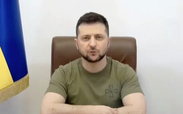 الرئيس الأوكراني فولوديمير زيلينسكي يتحدث من العاصمة الأوكرانية كييف إلى نواب الكنيست في 20 مارس 2022. (Screen capture: YouTube) الرئيس الأوكراني فولوديمير زيلينسكي يتحدث من العاصمة الأوكرانية كييف إلى نواب الكنيست في 20 مارس 2022. (Screen capture: YouTube)