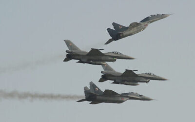 طائرتان روسيتان  من طراز  Mig-29 تابعتان للقوات الجوية البولندية تقومان بتحليق من الأعلى ومن الأسفل تحلق طائرتان من طراز F-16 أمريكيتي الصنع تابعتان لسلاح الجو البولند خلال عرض جوي في ردوم، بولندا، 27 أغسطس، 2011. (AP Photo / Alik Keplicz)