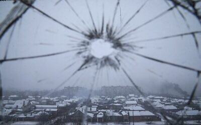 تحطم زجاج نافذة مستشفى جراء القصف في ماريوبول، أوكرانيا، الخميس 3 مارس، 2022. (AP Photo / Evgeniy Maloletka)