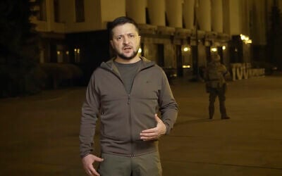 في هذه الصورة من مقطع فيديو قدمه المكتب الإعلامي للرئاسة الأوكراني، يظهر الرئيس الأوكراني فولوديمير زيلينسكي وهو يتحدث من كييف، أوكرانيا فجر الخميس، 24 مارس، 2022. (Ukrainian Presidential Press Office via AP)