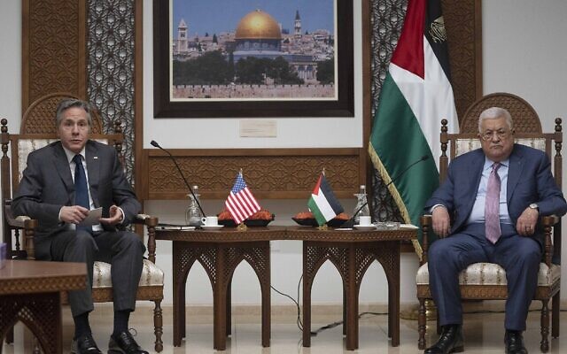 رئيس السلطة الفلسطينية محمود عباس (يمين) ووزير الخارجية الأمريكي أنتوني بلينكن يقدمان بيانا مشتركا عقب اجتماعهما في مدينة رام الله بالضفة الغربية، 27 مارس 2022 (AP Photo / Nasser Nasser)
