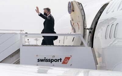 وزير الخارجية الأمريكي أنتوني بلينكن يلوح عند وصوله الجزائر العاصمة، الجزائر، 30 مارس 2022  (AP Photo / Jacquelyn Martin، Pool)