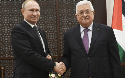الرئيس الفلسطيني محمود عباس يصافح الرئيس الروسي فلاديمير بوتين خلال اجتماعهما في مقر السلطة الفلسطينية في بيت لحم، 23 يناير، 2020. (Alexander Nemenov، Pool via AP)