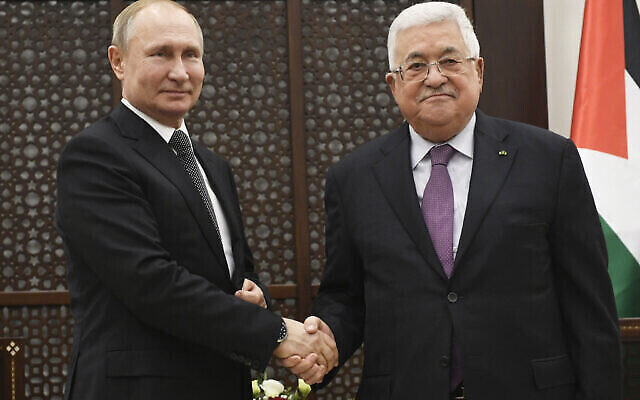 الرئيس الفلسطيني محمود عباس يصافح الرئيس الروسي فلاديمير بوتين خلال اجتماعهما في مقر السلطة الفلسطينية في بيت لحم، 23 يناير، 2020. (Alexander Nemenov، Pool via AP) الرئيس الفلسطيني محمود عباس يصافح الرئيس الروسي فلاديمير بوتين خلال اجتماعهما في مقر السلطة الفلسطينية في بيت لحم، 23 يناير، 2020. (Alexander Nemenov، Pool via AP)