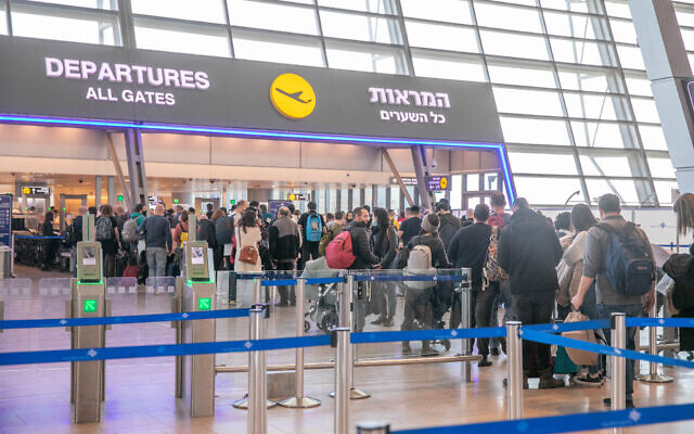 المسافرون في مطار بن غوريون الدولي، 2 مارس 2022 (Yossi Aloni / FLASH90) المسافرون في مطار بن غوريون الدولي، 2 مارس 2022 (Yossi Aloni / FLASH90)