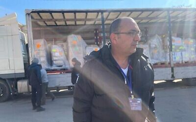 يهودا كاتسورا، رئيس الخدمات اللوجستية لمركز شيبا الطبي ، في المستشفى الميداني الإسرائيلي الذي يتم إنشاؤه في موستيسكا، أوكرانيا، 19 مارس، 2022. (Carrie Keller-Lynn/The Times of Israel)