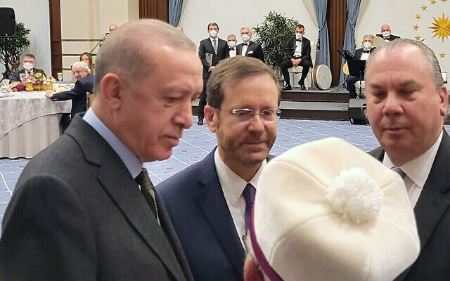 من اليسار، الرئيس التركي رجب طيب أردوغان، والرئيس الإسرائيلي إسحاق هرتسوغ، والحاخام مارك شناير، في حفل استقبال في أنقرة، تركيا، في 9 مارس 2022 (Courtesy: Marc Schneier)