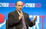 يتحدث رئيس الوزراء نفتالي بينيت في مؤتمر سايبرتيك في تل أبيب، 3 مارس 2022. (Haim Zach / GPO)