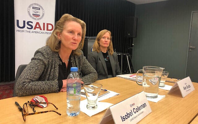 نائبة مدير الوكالة الأمريكية للتنمية الدولية إيزوبيل كولمان تتحدث إلى المراسلين في السفارة الأمريكية في القدس، 8 مارس، 2022 (Tal Schneider / The Times of Israel)