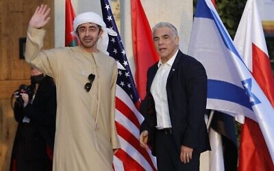 وزير الخارجية يائير لابيد (يمين) يرحب بنظيره الإماراتي الشيخ عبد الله بن زايد آل نهيان في سديه بوكر جنوب إسرائيل، 27 مارس 2022، قبل قمة النقب. (Jack Guez/AFP)