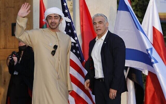 وزير الخارجية يائير لابيد (يمين) يرحب بنظيره الإماراتي الشيخ عبد الله بن زايد آل نهيان في سديه بوكر جنوب إسرائيل، 27 مارس 2022، قبل قمة النقب. (Jack Guez/AFP)