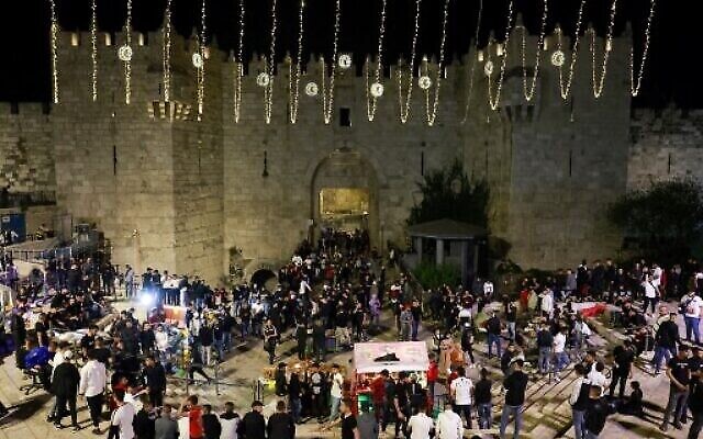 فلسطينيون يتجمعون عند باب العامود في البلدة القديمة بالقدس في 2 أبريل 2022، في اليوم الأول من شهر رمضان.( Menahem KAHANA / AFP)
