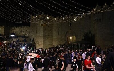فلسطينيون يتجمعون عند باب العامود في البلدة القديمة بالقدس في 2 أبريل 2022، في اليوم الأول من شهر رمضان.( Menahem KAHANA / AFP)