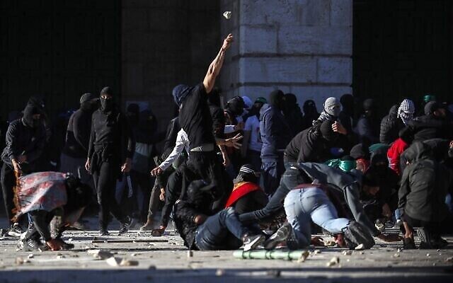 اشتباكات بين فلسطينيين وقوات الأمن الإسرائيلية في الحرم القدسي بالبلدة القديمة، 15 أبريل 2022 (Ahmad Gharabli / AFP) اشتباكات بين فلسطينيين وقوات الأمن الإسرائيلية في الحرم القدسي بالبلدة القديمة، 15 أبريل 2022 (Ahmad Gharabli / AFP)