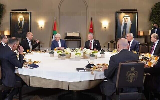 رئيس السلطة الفلسطينية محمود عباس يلتقي العاهل الأردني الملك عبد الله الثاني في عمان، 27 أبريل، 2022. (WAFA)