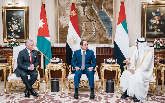 العاهل الأردني الملك عبد الله الثاني والرئيس المصري عبد الفتاح السيسي وولي العهد الإماراتي محمد بن زايد آل نهيان يجتمعون في القاهرة، مصر، 24 أبريل، 2022. (الديوان الملكي الهاشمي) العاهل الأردني الملك عبد الله الثاني والرئيس المصري عبد الفتاح السيسي وولي العهد الإماراتي محمد بن زايد آل نهيان يجتمعون في القاهرة، مصر، 24 أبريل، 2022. (الديوان الملكي الهاشمي)
