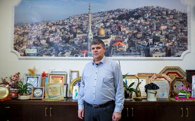 د. سمير صبحي محمد، رئيس بلدية أم الفحم، في مكتبه، 4 فبراير 2020 (AP Photo / Oded Balilty)