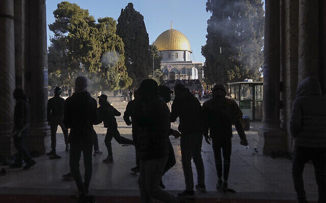اشتباكات بين فلسطينيين وقوات الأمن الإسرائيلية في الحرم القدسي، 15 أبريل 2022 (AP Photo / Mahmoud Illean) اشتباكات بين فلسطينيين وقوات الأمن الإسرائيلية في الحرم القدسي، 15 أبريل 2022 (AP Photo / Mahmoud Illean)
