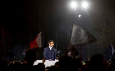 الرئيس الفرنسي إيمانويل ماكرون يلقي كلمة أمام أنصاره في باريس، فرنسا،  24 أبريل، 2022. (AP Photo / Rafael Yaghobzadeh)