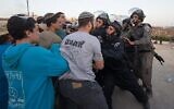 توضيحية: مستوطنون يهود يواجهون جنودا إسرائيليين في الضفة الغربية.