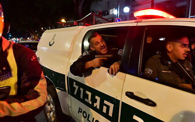 الشرطة وعمال الإنقاذ في موقع هجوم إطلاق نار في شارع ديزنغوف، وسط تل أبيب، 7 أبريل 2022 (Avshalom Sassoni / FLASH90)