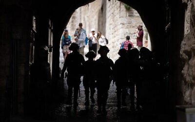 ضباط من الشرطة الإسرائيلية خلال مواجهات خارج الحرم القدسي في البلدة القديمة بالقدس، 17 أبريل، 2022 (Yonatan Sindel / Flash90)