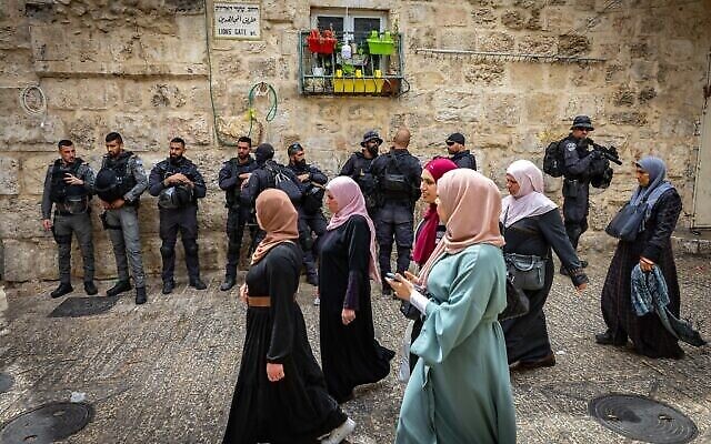 ضباط من الشرطة الإسرائيلية في البلدة القديمة بالقدس، خلال صلاة الجمعة من شهر رمضان المبارك، 22 أبريل 2022 (Olivier Fitoussi / Flash90)