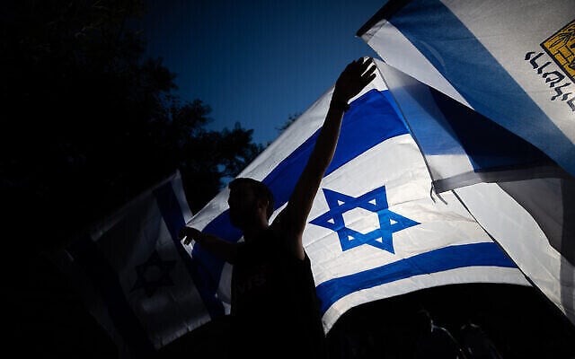 إسرائيليون ينظمون "مسيرة الأعلام" بالقرب من البلدة القديمة في القدس، 15 يونيو، 2021. (Yonatan Sindel / Flash90)