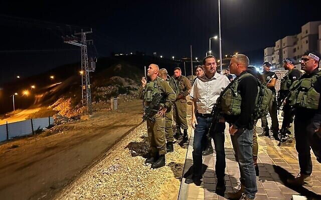 رئيس مجلس السامرة الإقليمي يوسي دغان، إلى جانب قوات الأمن العسكرية والمحلية في مستوطنة أفني حيفتس في شمال الضفة الغربية، 5 أبريل 2022 (المجلس الإقليمي السامرة)