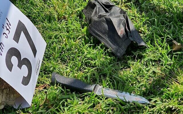سكين استخدمت في هجوم طعن في حيفا، 15 ابريل 2022 (Israel Police)