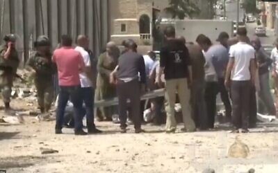 أشخاص يحيطون بجثمان غادة سباتين، بعد لحظات من مقتلها بالرصاص في قرية حوسان بالضفة الغربية، 10 أبريل 2022 (Twitter screenshot; used in accordance with Caluse 27a of the copyright law)