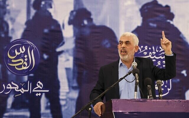 زعيم حماس في قطاع غزة يحيى السنوار يتحدث خلال اجتماع في مدينة غزة، 30 أبريل 2022 (MAHMUD HAMS / AFP)